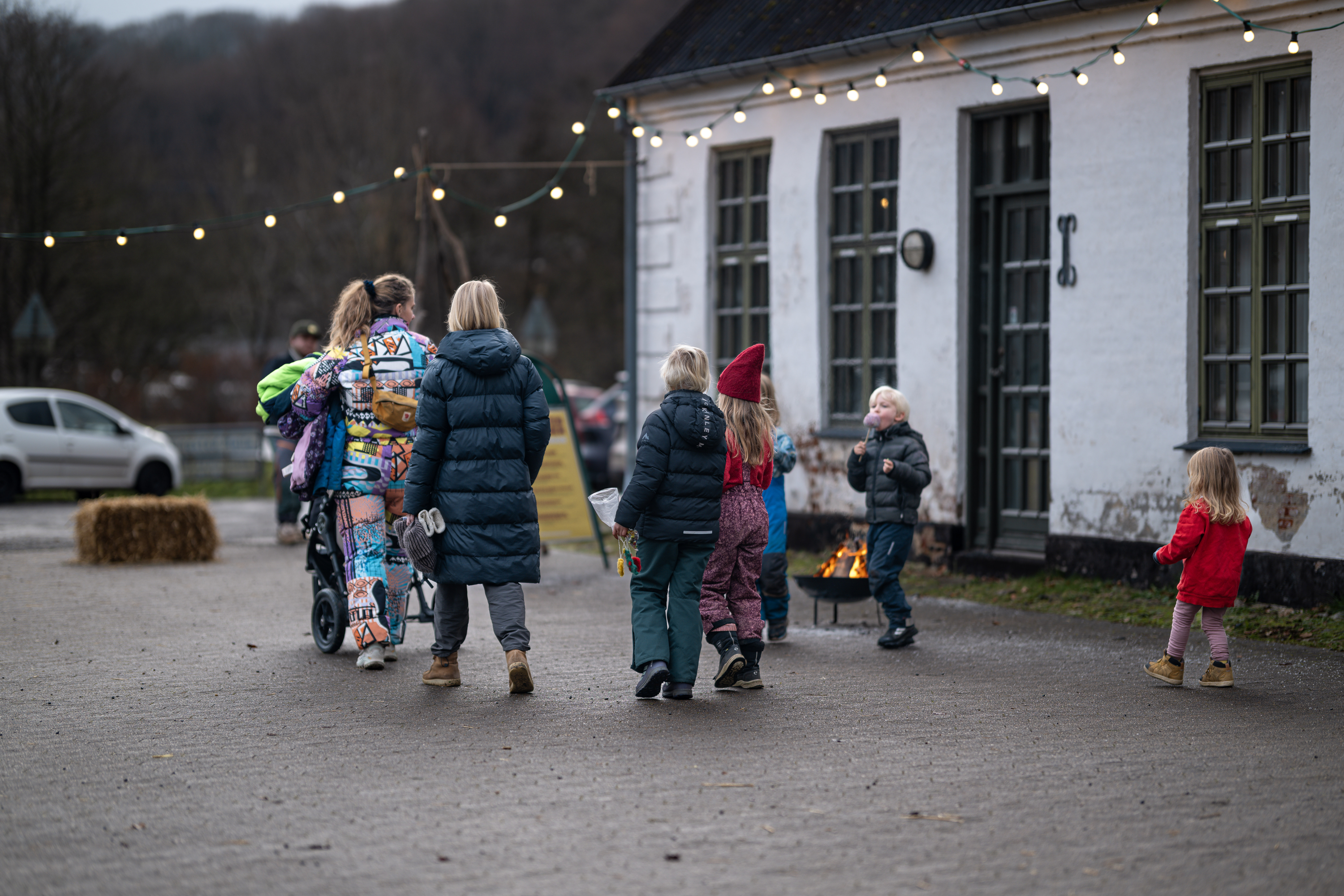 Mütter und Kinder auf dem Weihnachtsmarkt bei Vingsted Mølle