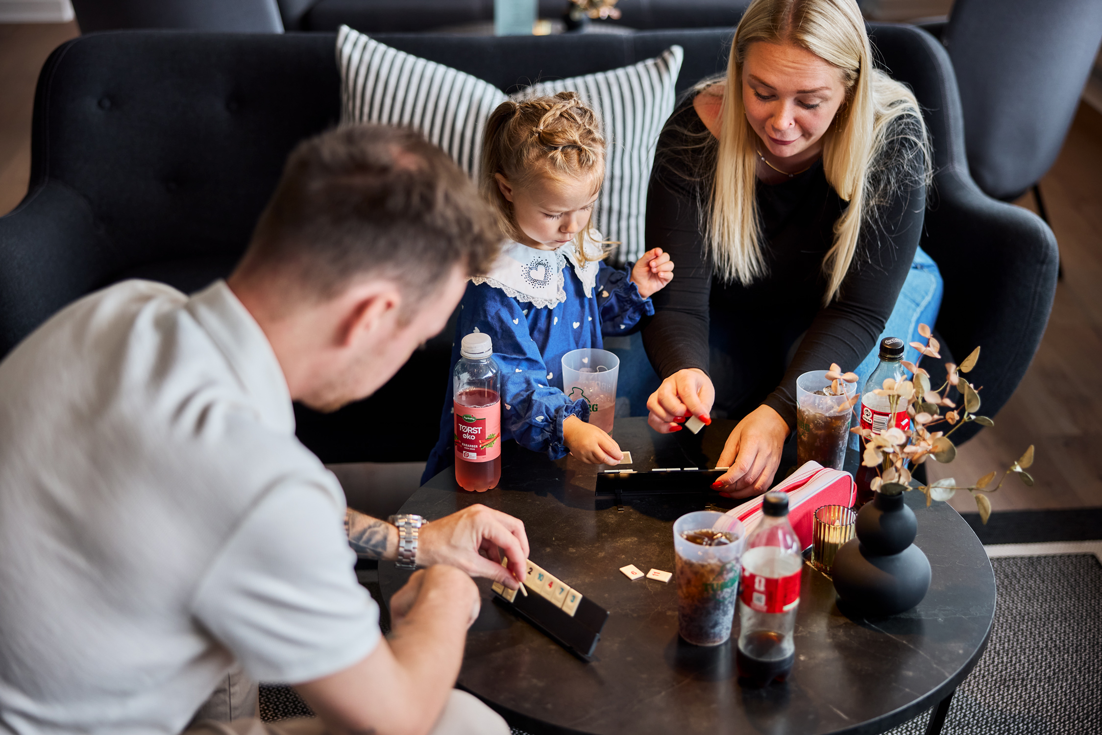 Feriestemning på Cabinn med en familie, som spiller spil