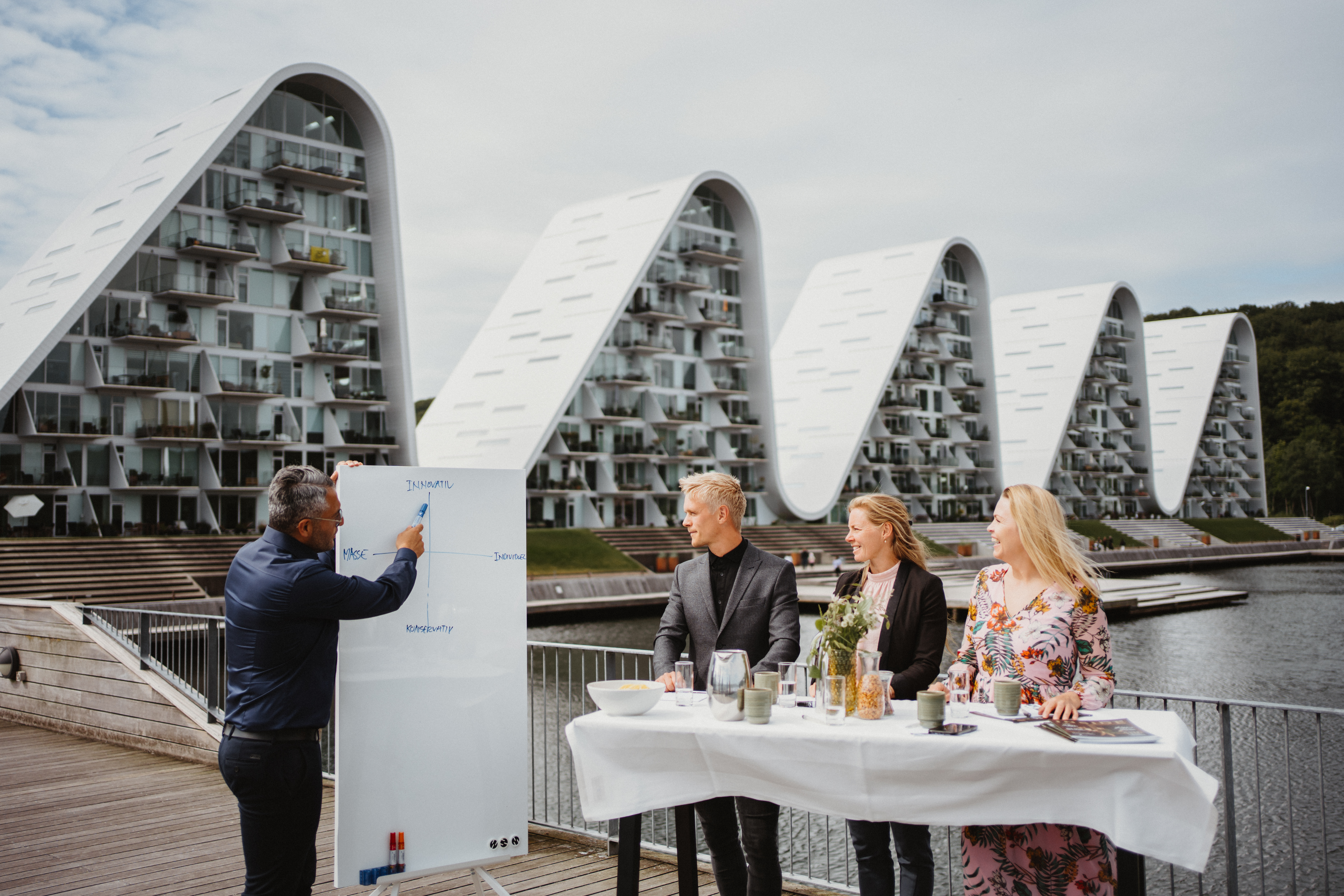 MeetingVejle-kampagne med møde foran Bølgen
