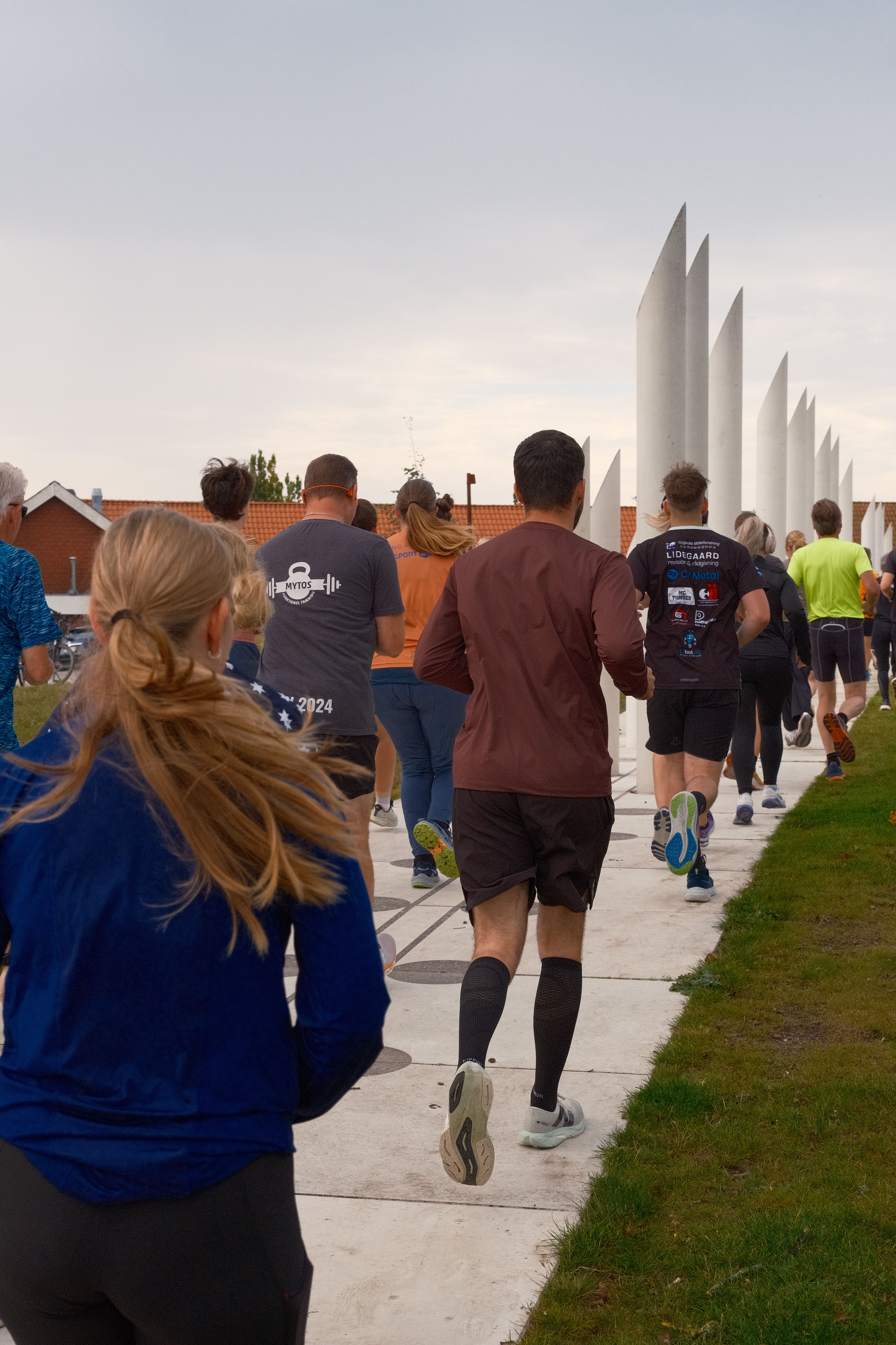 Läufer beim Jelling Viking Run 2025 am Monumentgebiet in Jelling