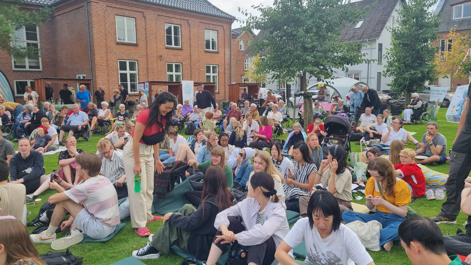 Junge Menschen versammelt bei Jellings Grønne Festuge