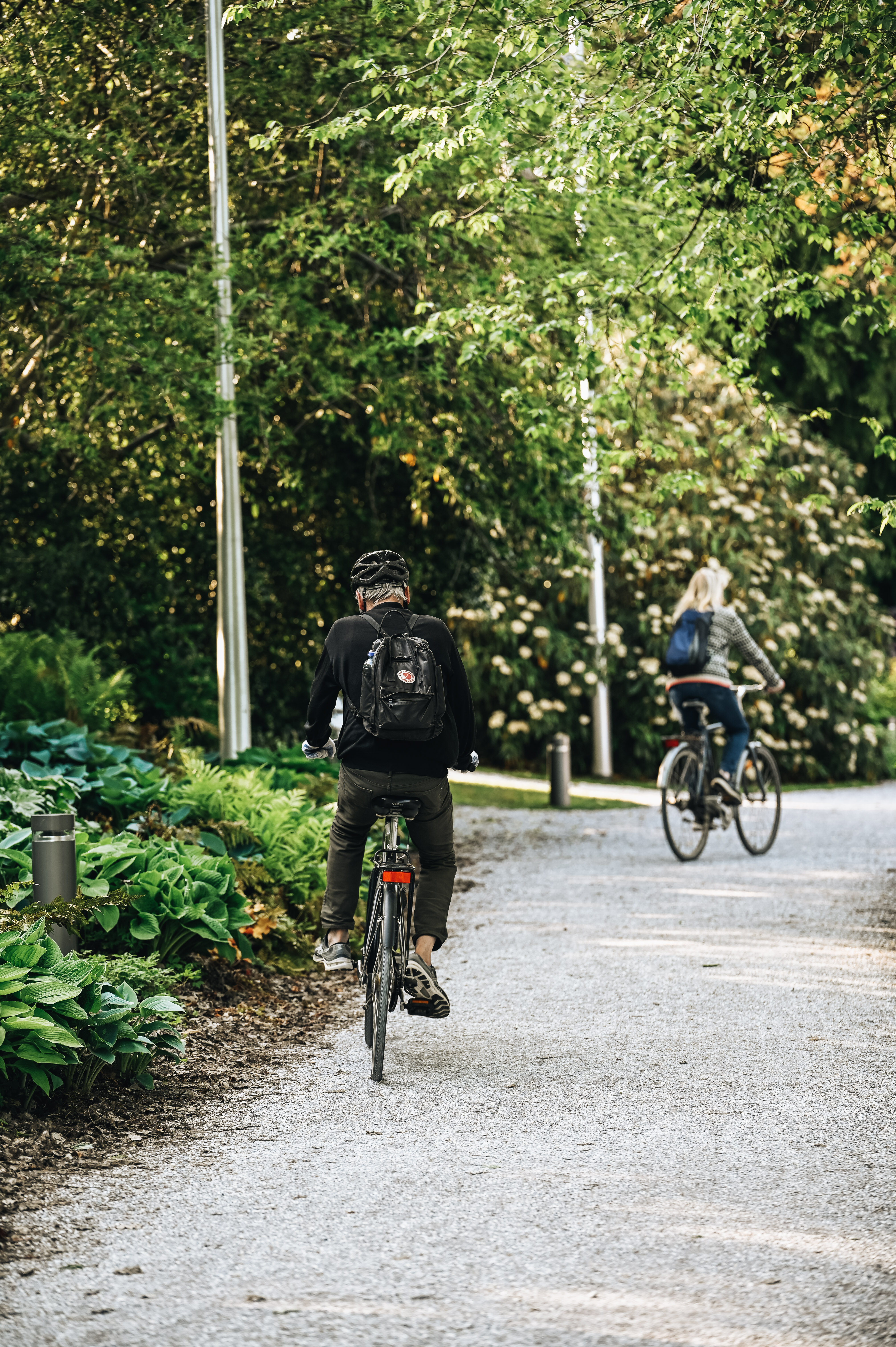 To cyklister på tur i Skyttehushaven ved Vejle Fjord