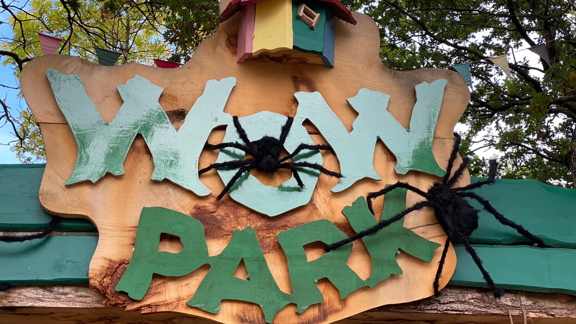 WOW PARK-Schild mit Spinne bei HalloWOW
