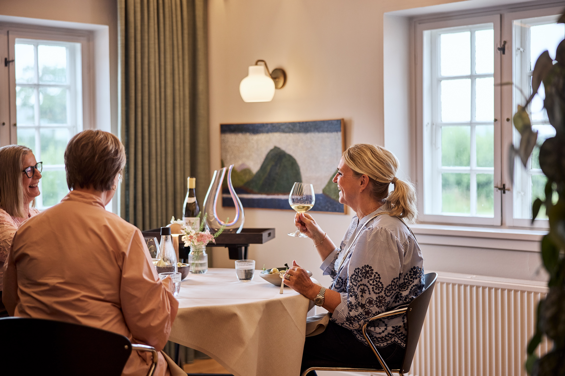 Veninder ude at spise på restauranten på Haraldskær