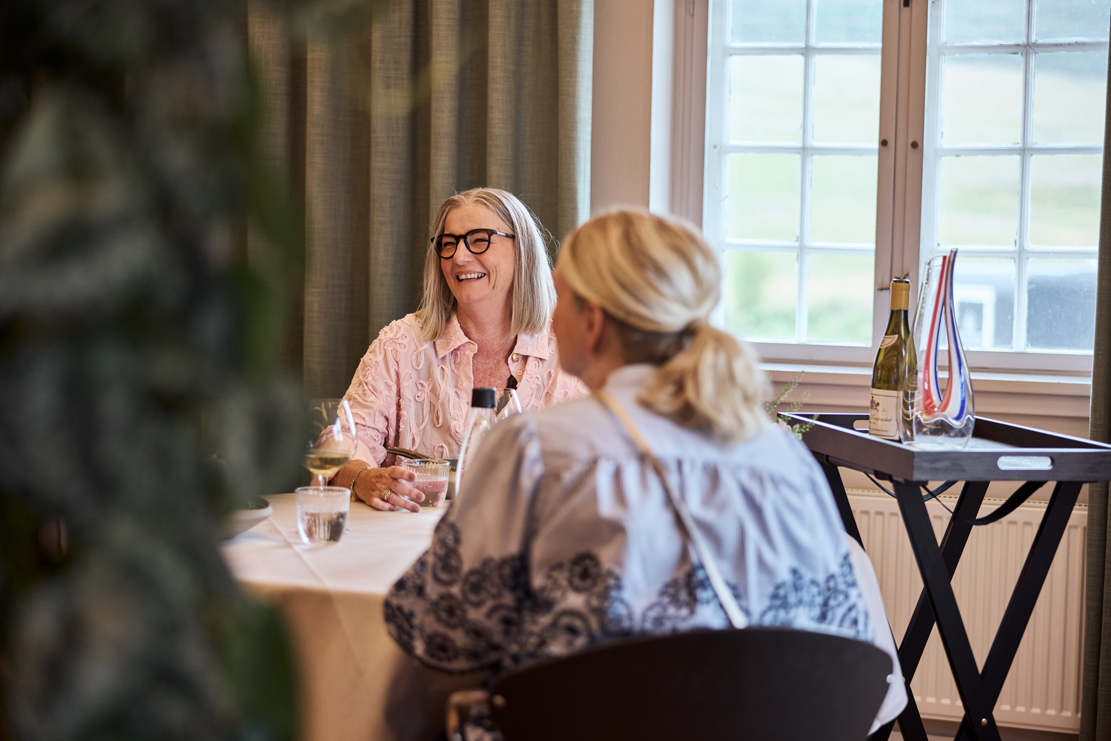 Et par veninder er ude at spise på restauranten på Haraldskær ved Vejle