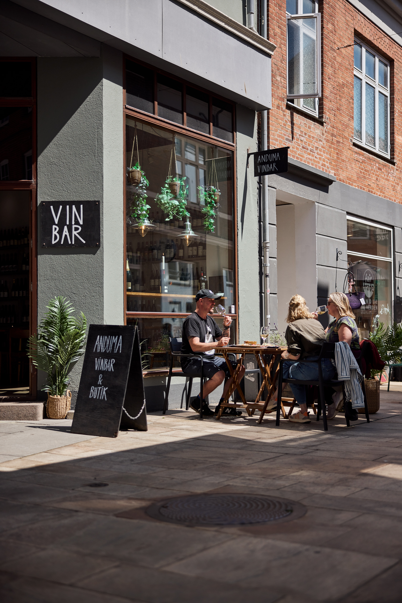 Anduma Vinbar in Vejle von außen mit Gästen