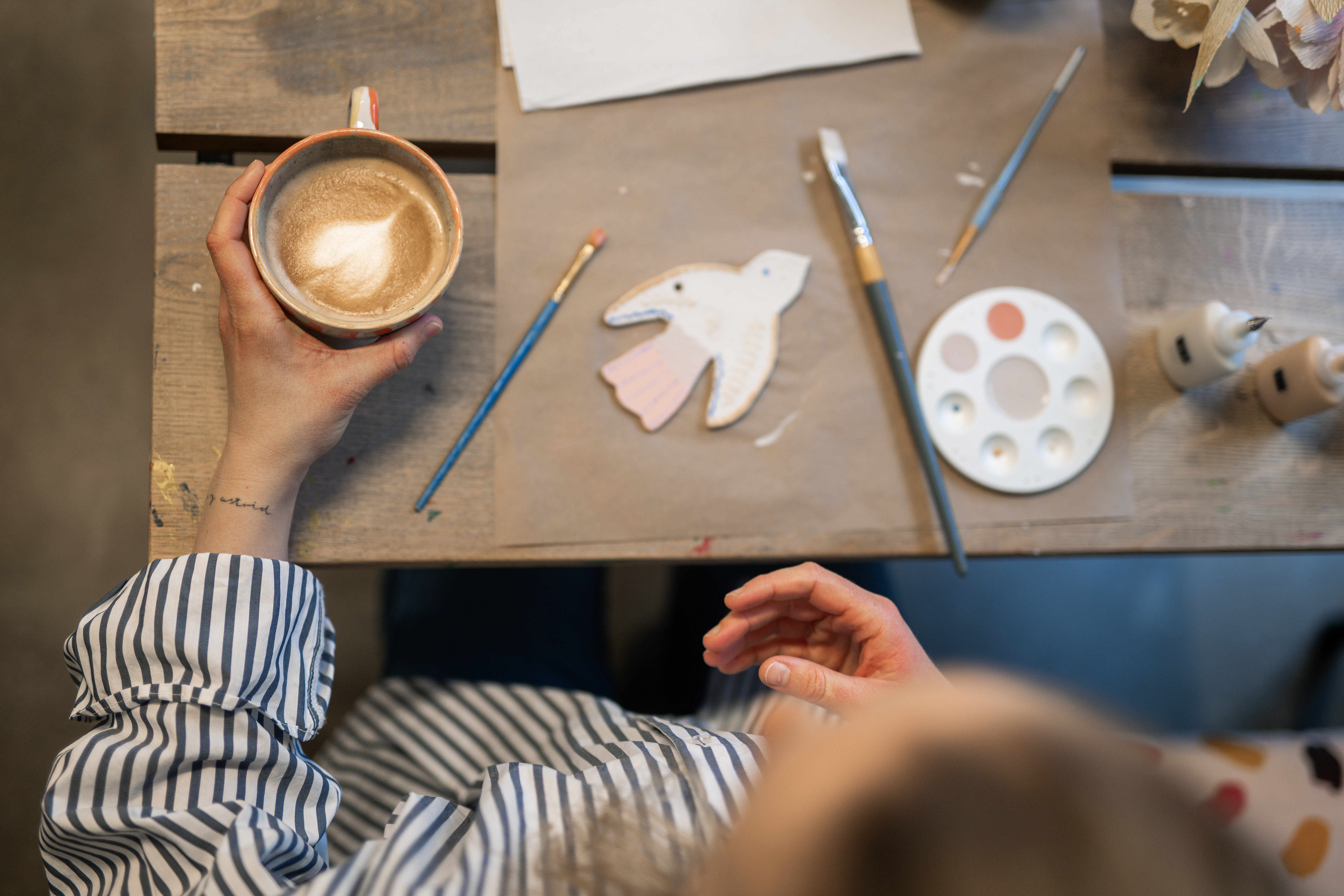 Kaffeetasse und kreativer Nachmittag im Kreativcafé Fra Hånden in Vejle