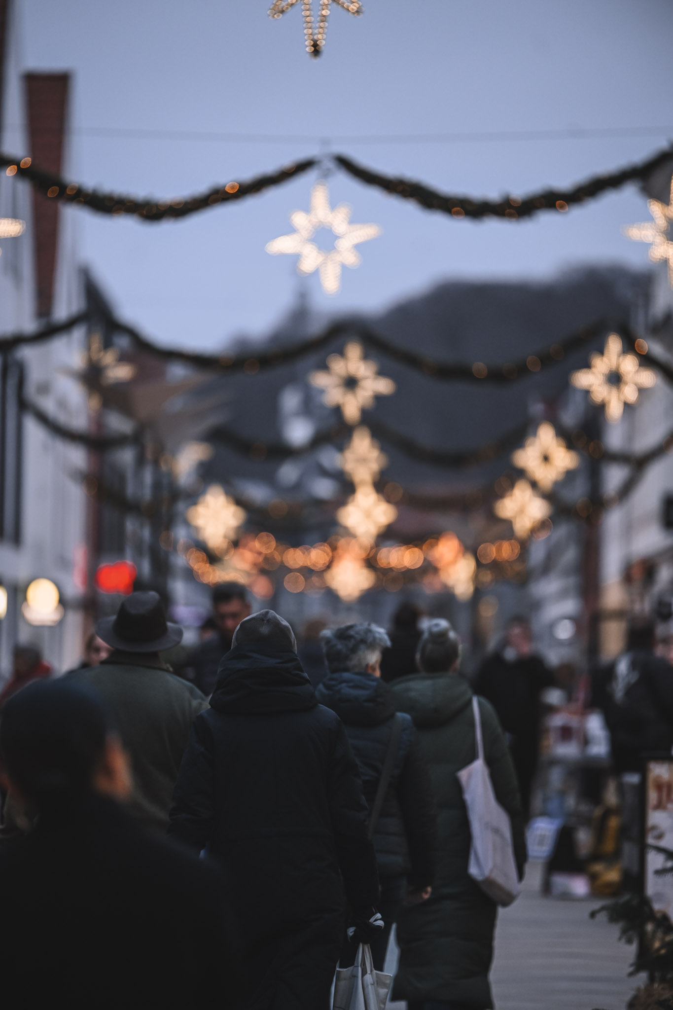 Gågaden i Vejle til jul med julepynt og julelys med udsigt til Vejle Vindmølle
