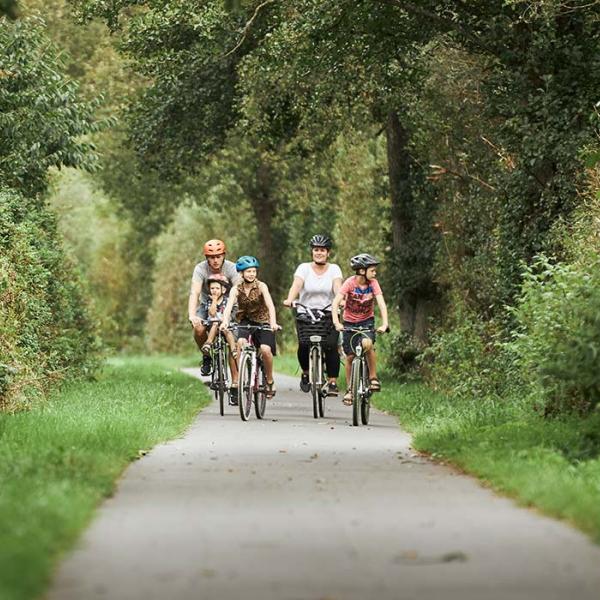 A family cycles along Bindeballestien near Vingsted