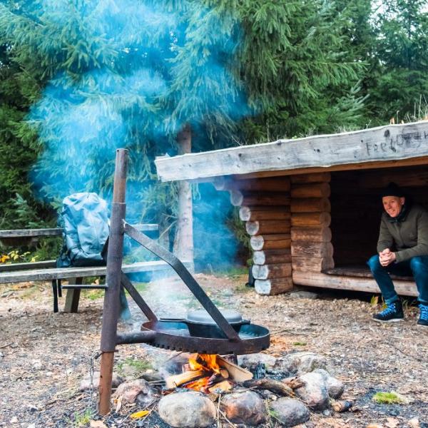 Person on a shelter tour in Frederikshåb Plantation