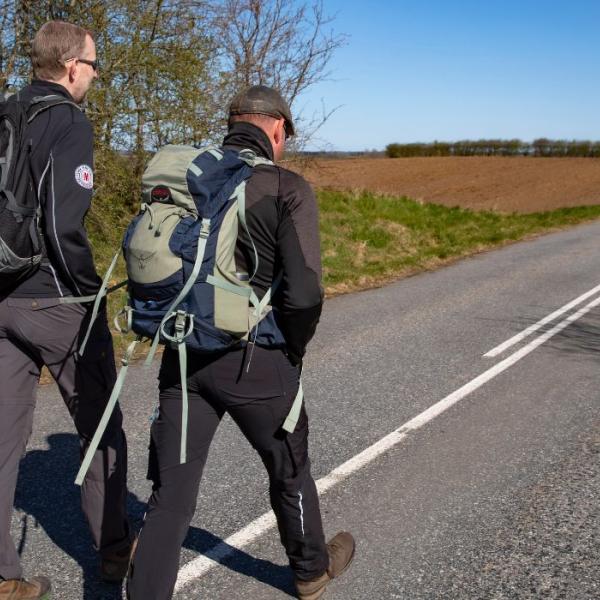 Two people walk along the Rans Togt village hiking route