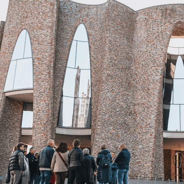 Group tour in front of Fjordenhus