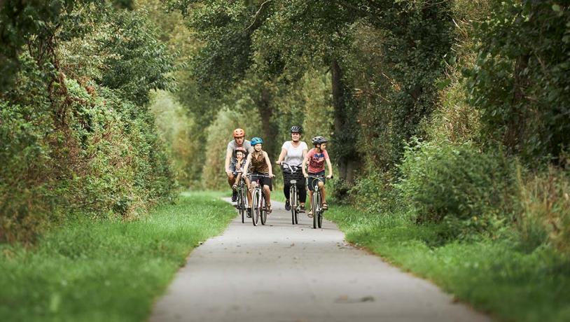 A family cycles along Bindeballestien near Vingsted