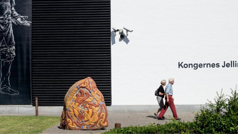 Two people on their way in to see the exhibition in the experience center Kongernes Jelling