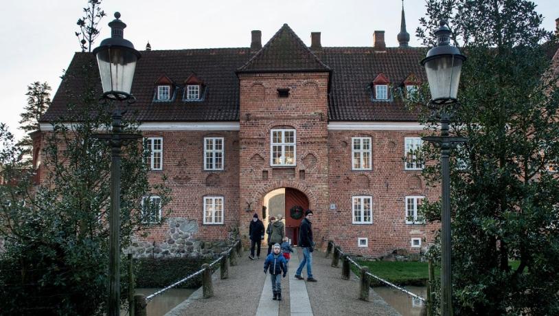 Tirsbæk God's Christmas market seen from the outside with children and adults
