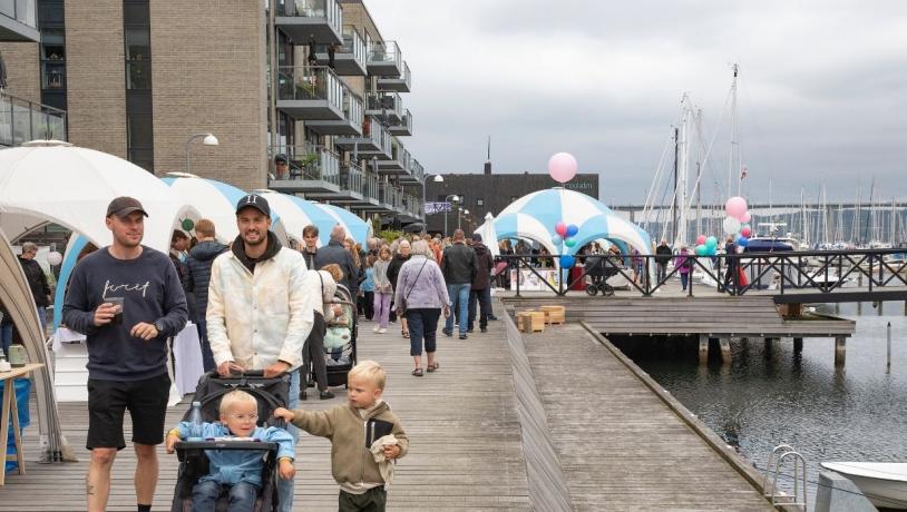 Family at the harbor promenade for the Vejle Fjord Festival