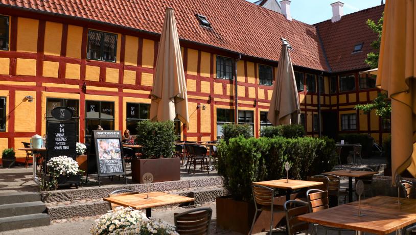 Den Smidtske Gård in Vejle in front of No. 14 Wine bar
