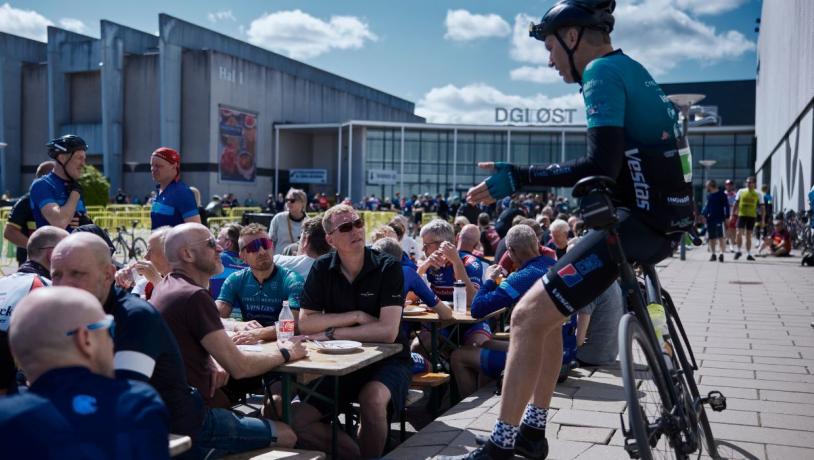 Cyclists enjoy themselves outside in front of DGI Huset after cycling the Grejsdalsløbet in Vejle