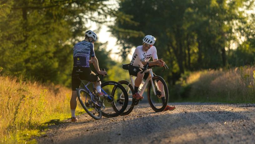 Two people on gravel bikes take a break along a gravel path in Vejle