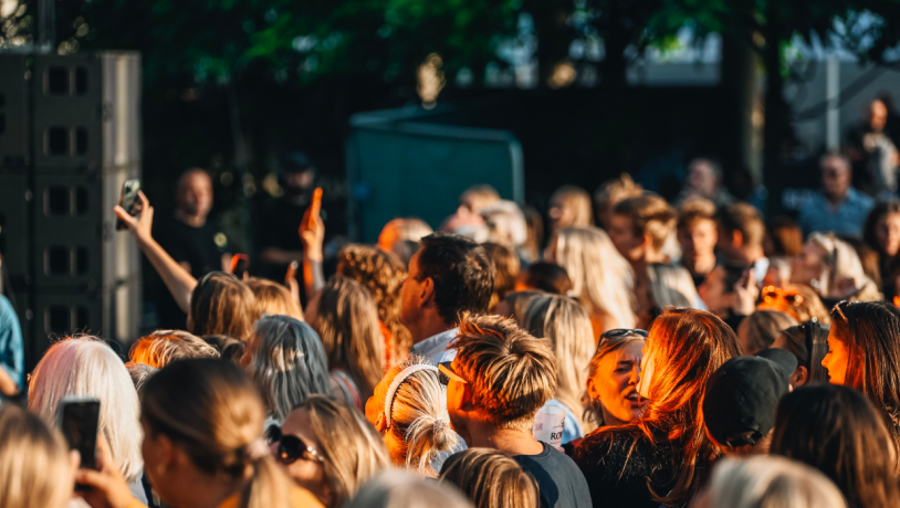 People at a concert in Byparken
