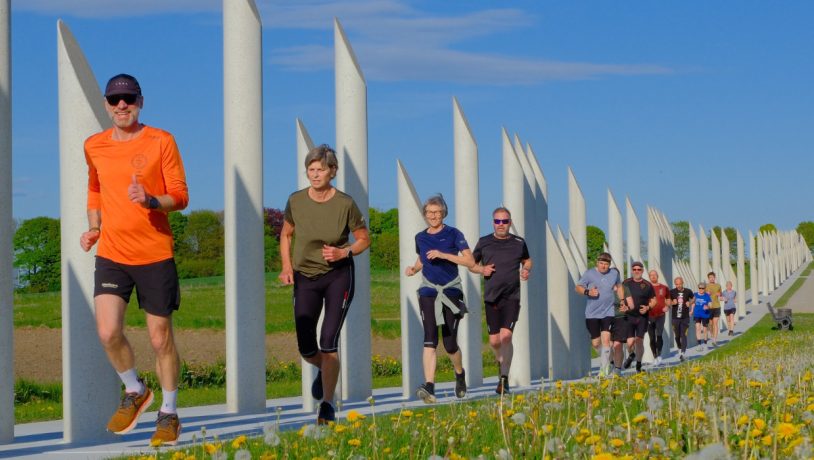 Jelling Viking Run runners by the palisades in Jelling