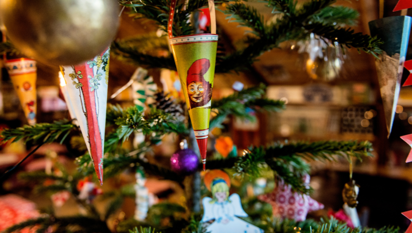 Christmas decorations on a tree at Bindeballe Købmandsgård