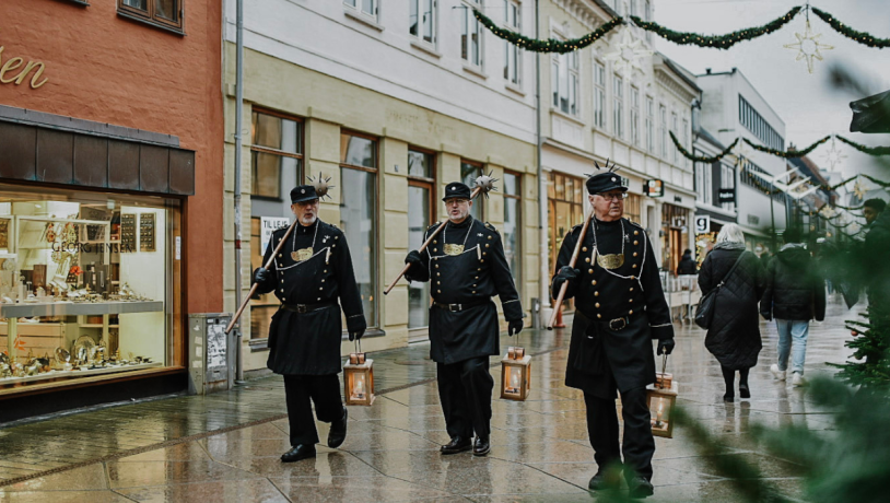 Vejle’s night watchmen walk through the pedestrian street in December 2023
