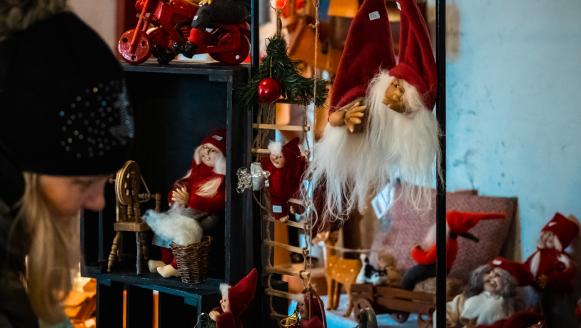 Elves in a stall at the Christmas market at Tirsbæk Manor in Vejle