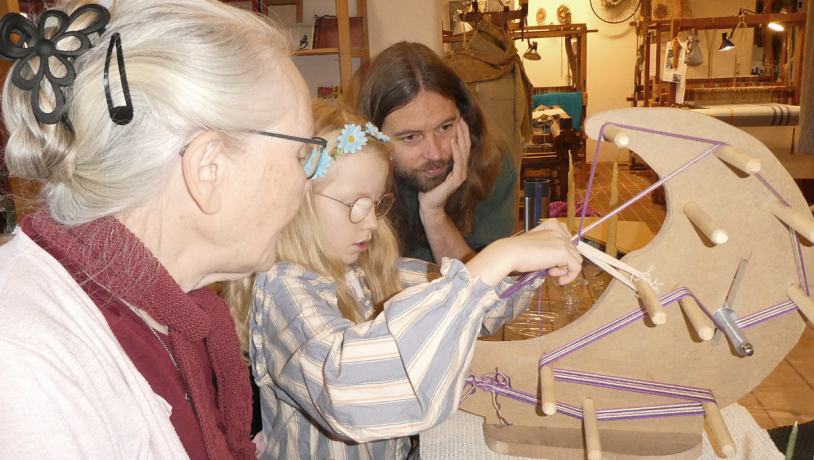 Winter holiday activity with band weaving at VejleMuseerne