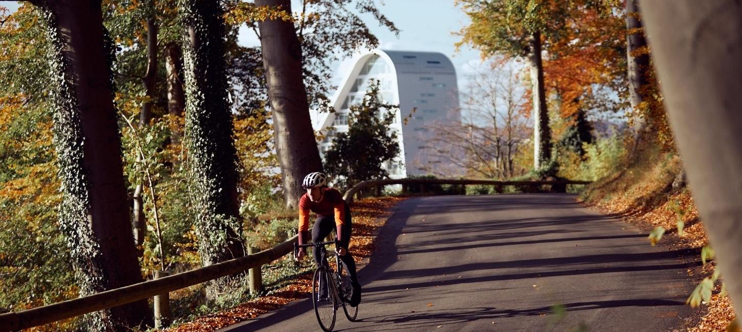 Cyklist på efterårstur i Nørreskoven