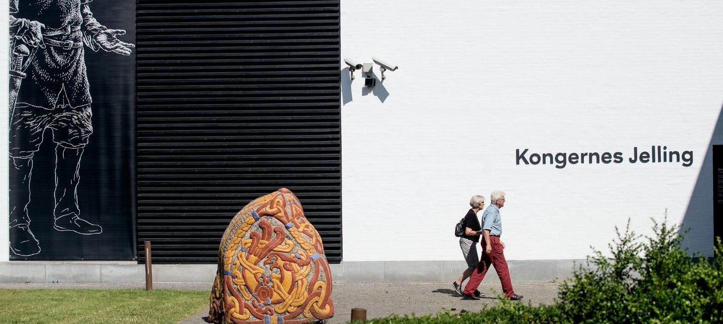 Two people on their way in to see the exhibition in the experience center Kongernes Jelling