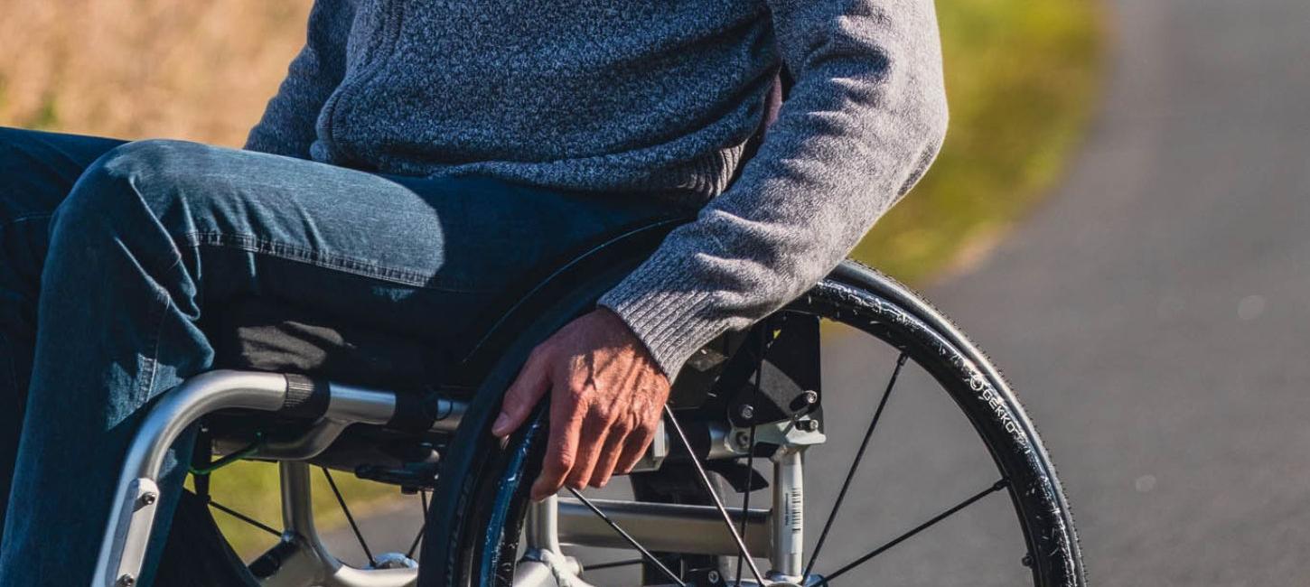 Man in a wheelchair at Bindeballestien
