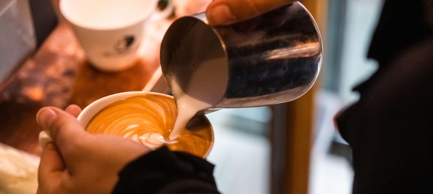 Café latte barista kaffe på Conrads i Vejle