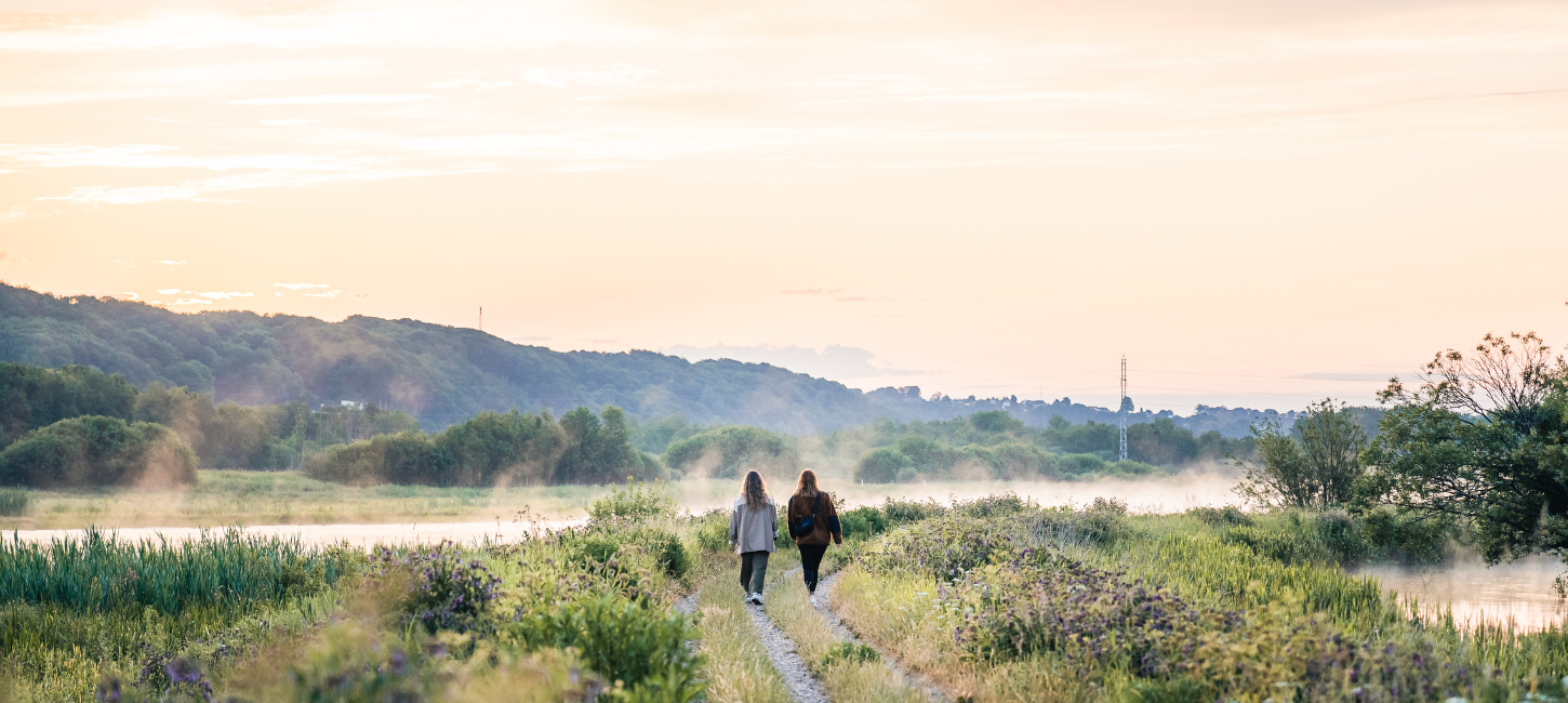 Two women on a walk by Kongens Kær in Vejle Ådal