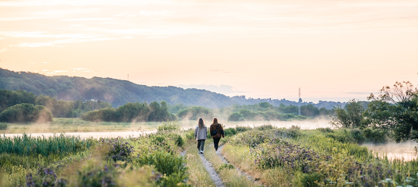 Two women on a walk by Kongens Kær in Vejle Ådal