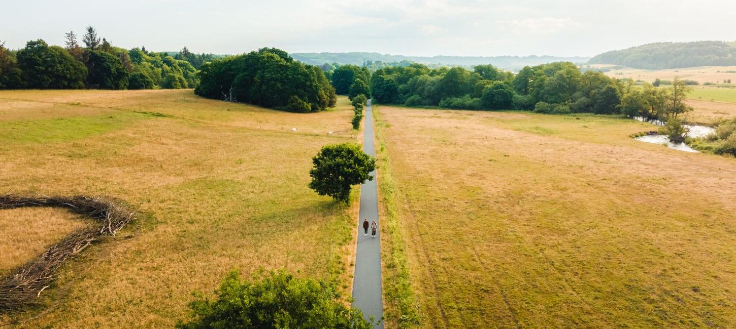 Two people on a trip along Bindeballestien through Vejle River Valley