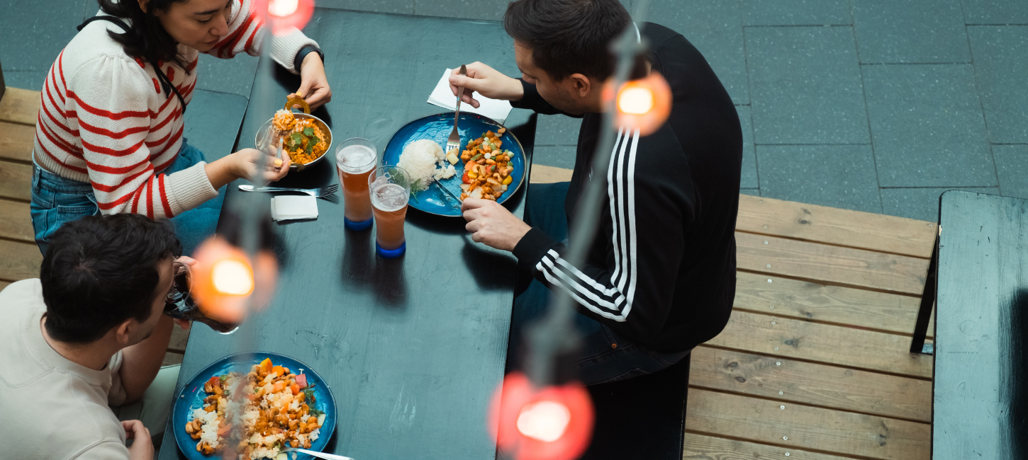 Friends eat together at Paladspassagen Social Dining