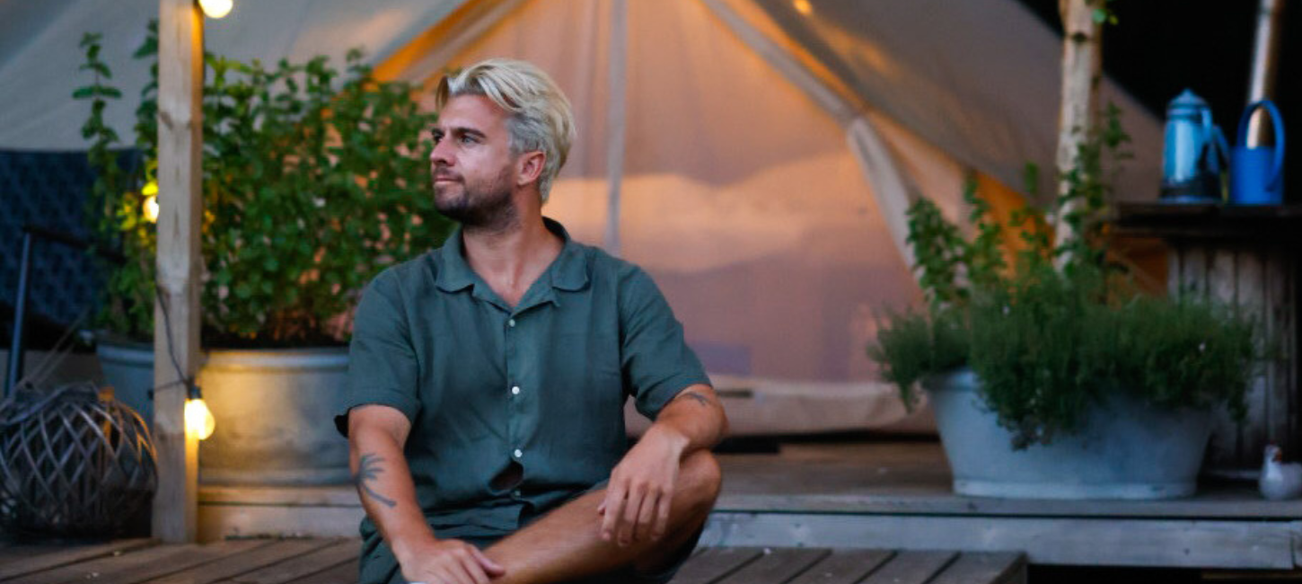 Rasmus from TheTravelBook going glamping