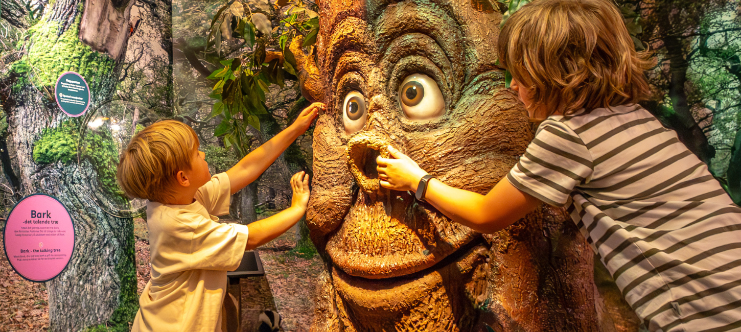Children play with a talking tree at the Økolariet