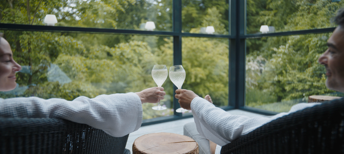 Par nyder et glas bobler på Hotel Vejlefjord.