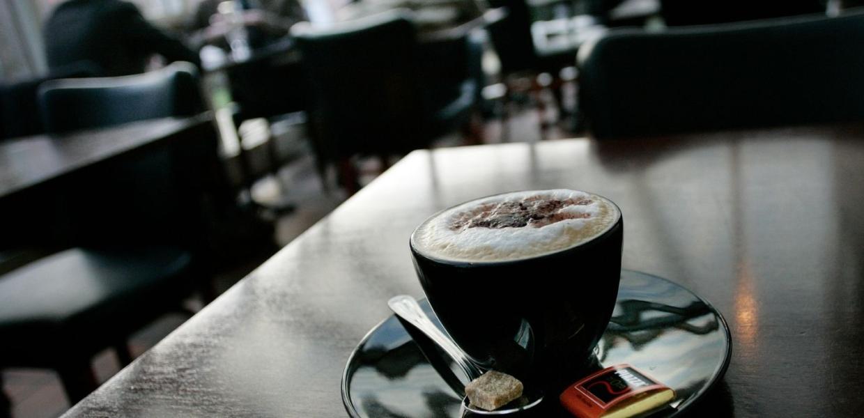 Kaffekop med sukker og chokolade på café