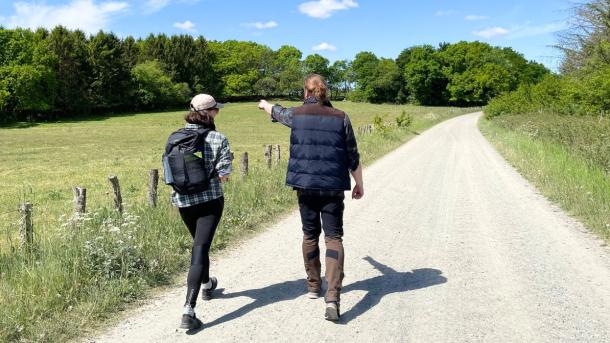 Two people are walking on Hærvejen in the sunshine