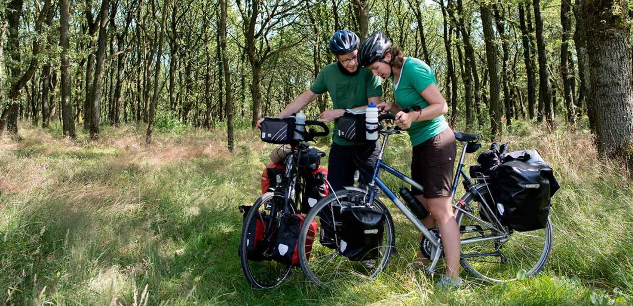 Two cyclists take a break on Hærvejen