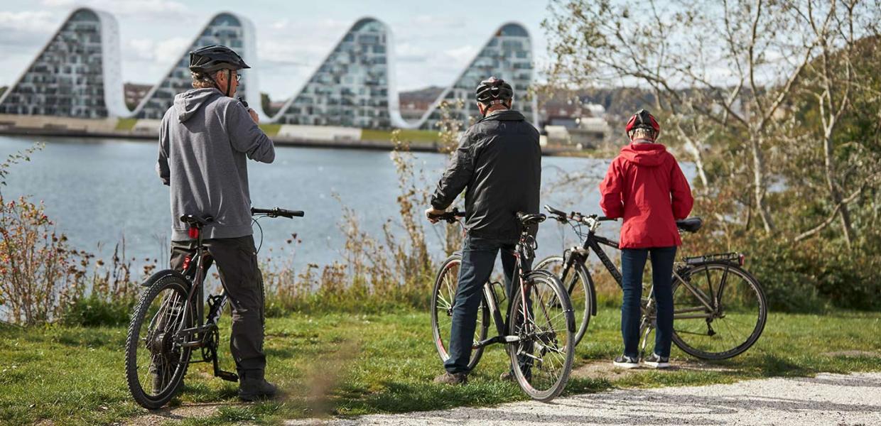 Cyklister foran Bølgen