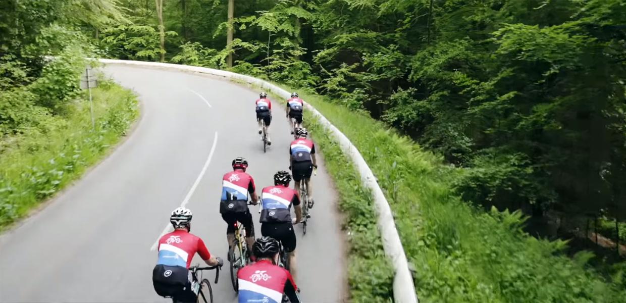 Cykelryttere ned af bakken ved Munkebjerg