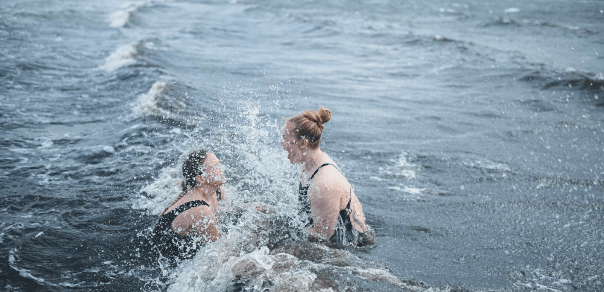 To piger til vinterbadning ved Tirsbæk Strand