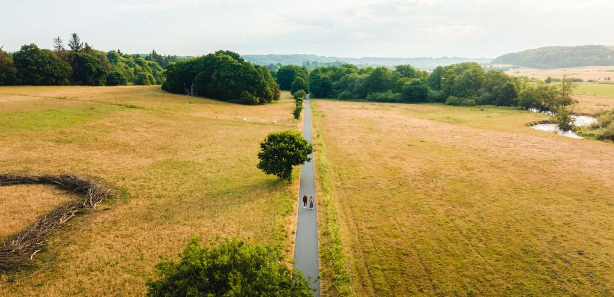 Two people on a trip along Bindeballestien through Vejle River Valley