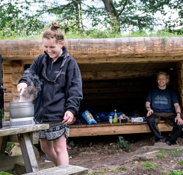  A couple in a shelter at Bindeballe Købmandsgård