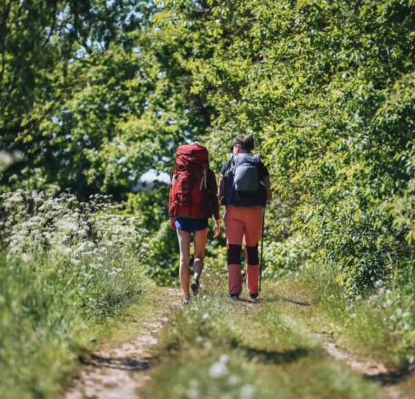 Two women on a hike on Hærvejen