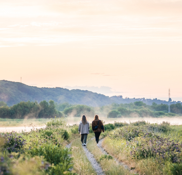 Two women on a walk by Kongens Kær in Vejle Ådal